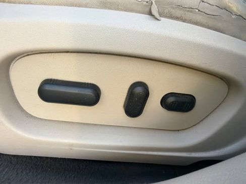 Used 2010 Ford Taurus Limited FWD image 22