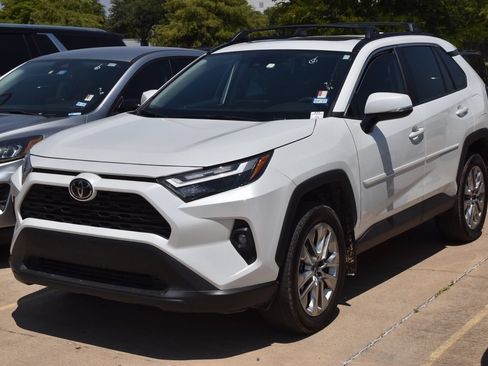 Used 2025 Toyota RAV4 XLE Premium FWD image 2