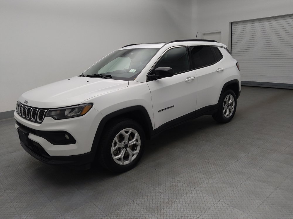Used 2025 Jeep Compass Latitude w/ Sun & Sound Group AWD/4WD image 2