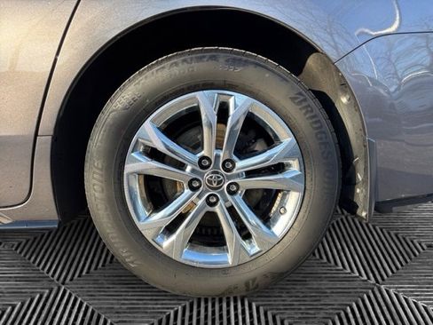 Used 2021 Toyota Sienna Platinum image 31