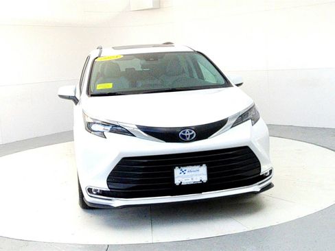 Certified 2024 Toyota Sienna XLE w/ XLE Plus Package image 8