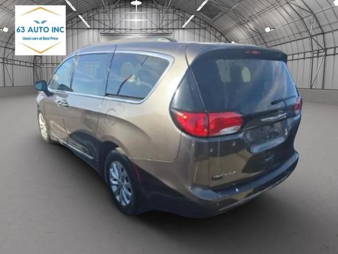 Used 2017 Chrysler Pacifica Touring-L FWD image 4