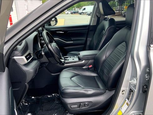 Used 2021 Toyota Highlander XLE FWD image 30