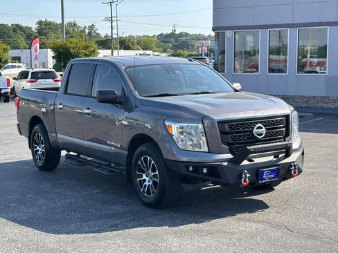 Used 2021 Nissan Titan SV w/ Accessory Utility Package RWD image 3