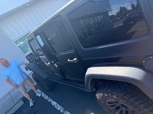 Used 2016 Jeep Wrangler Unlimited Rubicon AWD/4WD image 8