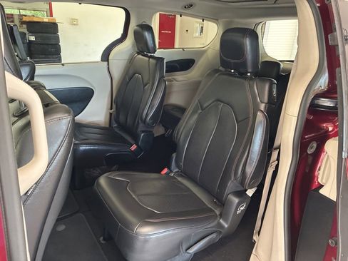Used 2018 Chrysler Pacifica Touring-L Plus FWD image 14