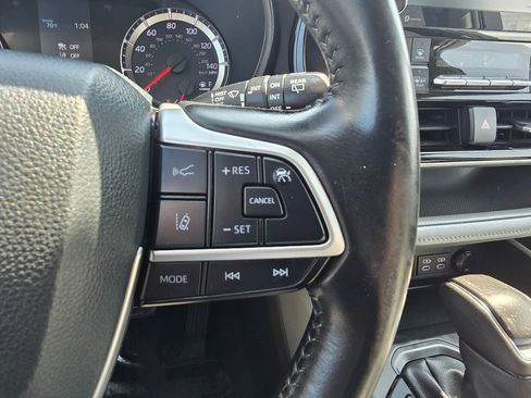 Used 2022 Toyota Highlander LE FWD image 22