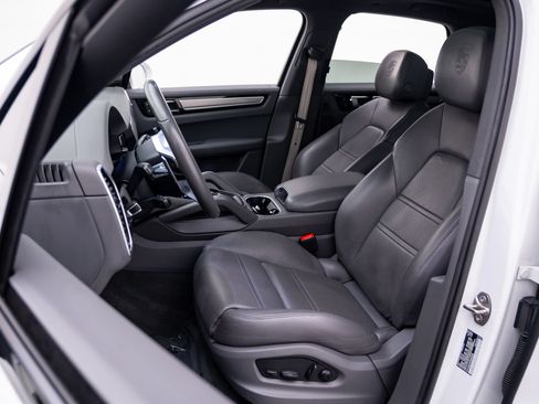 Certified 2023 Porsche Cayenne Platinum Edition AWD/4WD image 5
