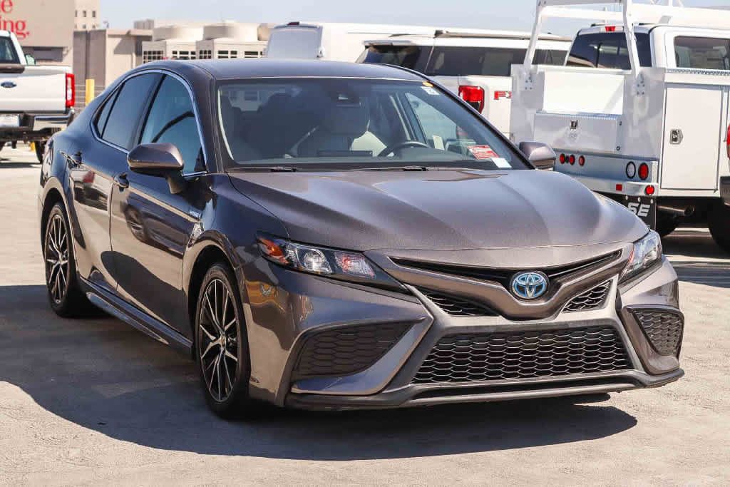 Used 2021 Toyota Camry SE FWD image 3