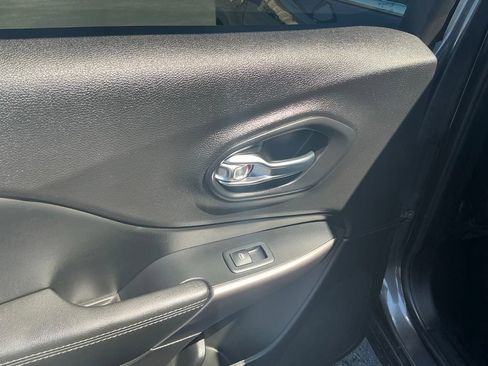 Used 2019 Jeep Cherokee Limited AWD/4WD image 28