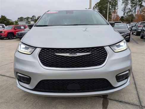 Used 2024 Chrysler Pacifica Touring-L image 9