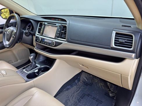 Used 2018 Toyota Highlander XLE FWD image 14
