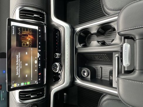 Used 2025 Ford Expedition Platinum w/ Stealth Appearance Package image 43