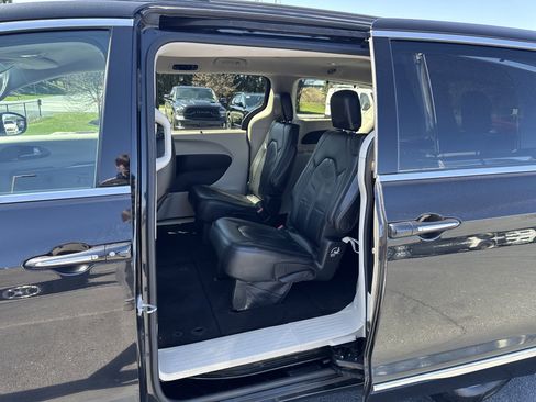 Used 2017 Chrysler Pacifica Touring-L image 16