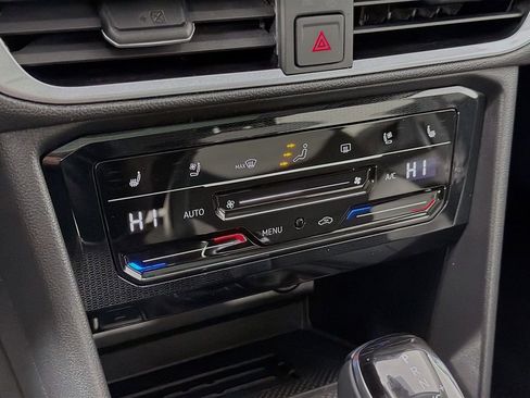 Used 2025 Volkswagen Taos SEL image 17