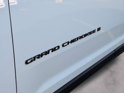 Used 2023 Jeep Grand Cherokee Limited w/ Black Appearance Package AWD/4WD image 32