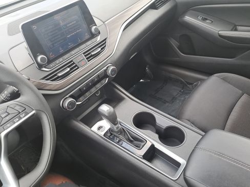 Used 2025 Nissan Altima 2.5 SV FWD image 25