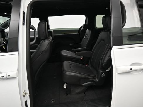 Used 2025 Chrysler Pacifica Select FWD image 25