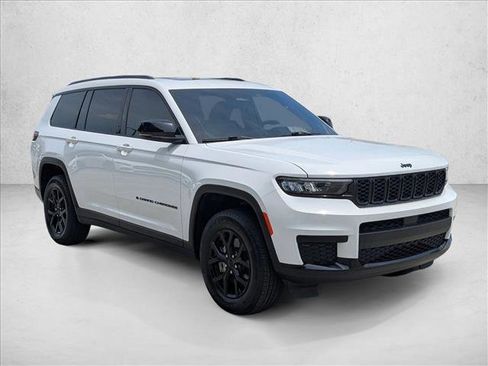 Used 2025 Jeep Grand Cherokee L Altitude RWD image 3