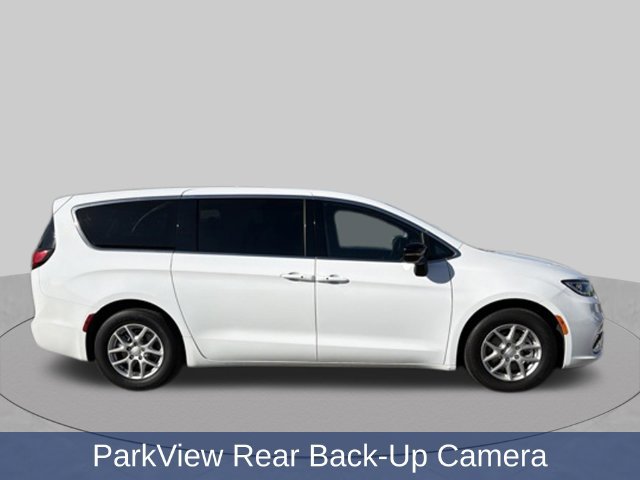 Used 2025 Chrysler Pacifica Select FWD image 2