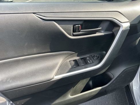Used 2021 Toyota RAV4 LE FWD image 15