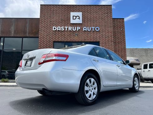 Used 2010 Toyota Camry LE FWD image 6