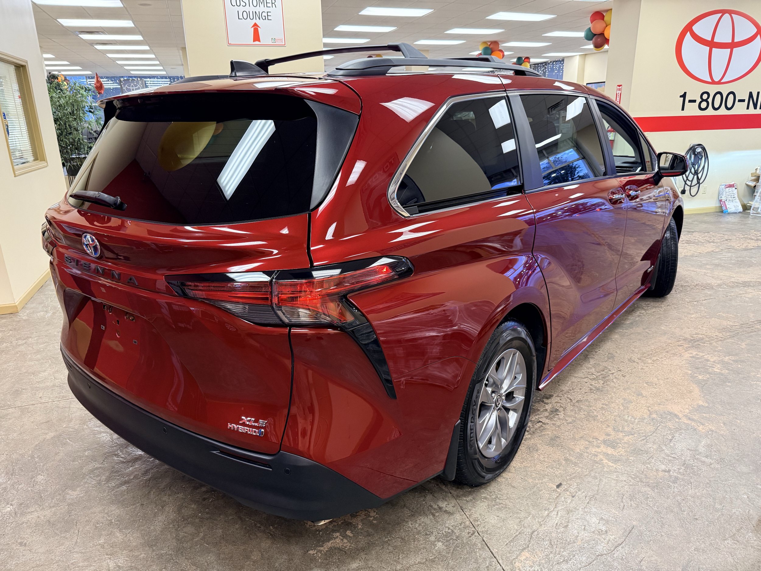 Used 2021 Toyota Sienna XLE w/ XLE Plus Package FWD image 38