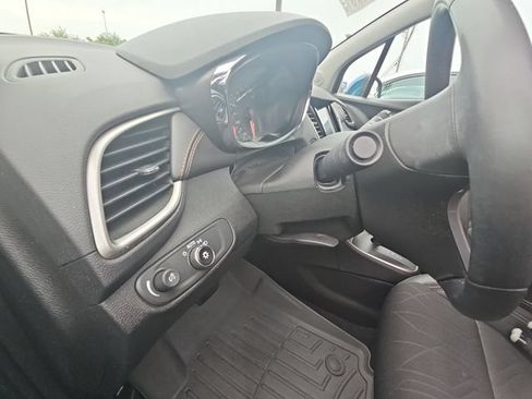 Used 2020 Chevrolet Trax LT w/ LT Convenience Package FWD image 11