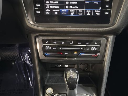 Certified 2023 Volkswagen Tiguan SE w/ Panoramic Sunroof Package FWD image 32