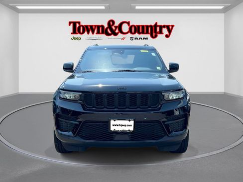 Certified 2023 Jeep Grand Cherokee Altitude AWD/4WD image 2