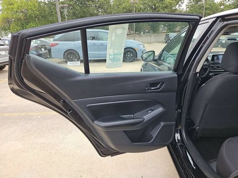 Used 2025 Nissan Altima 2.5 SV FWD image 27