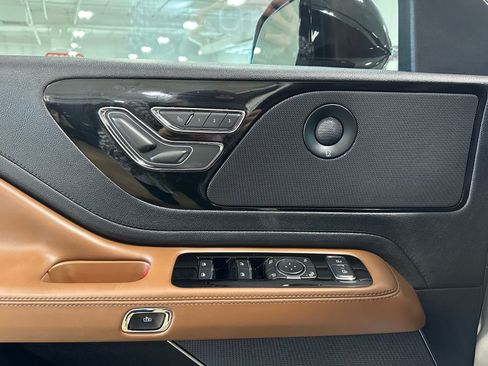 Used 2022 Lincoln Aviator Reserve w/ Class IV Trailer Tow Package image 12