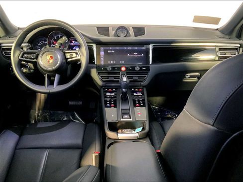 Certified 2025 Porsche Macan image 14
