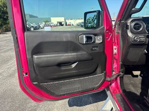 Used 2022 Jeep Wrangler Unlimited Sahara AWD/4WD image 14
