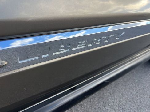 Used 2005 Jeep Liberty Limited w/ Trailer Tow Group image 9