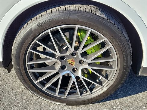 Certified 2022 Porsche Cayenne Platinum Edition image 13