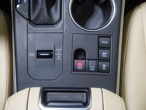 Used 2024 Toyota Highlander XLE AWD/4WD image 32