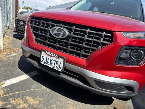 Used 2024 Hyundai Venue SE FWD image 1