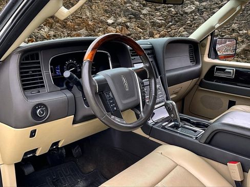 Used 2017 Lincoln Navigator Reserve image 11