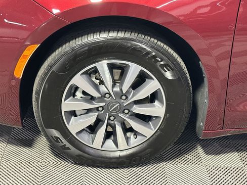 Used 2021 Chrysler Pacifica Touring-L image 12