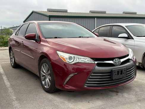 Used 2015 Toyota Camry XLE w/ Moonroof Package image 3