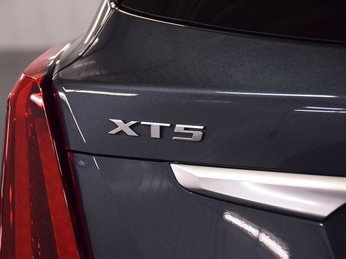 Used 2021 Cadillac XT5 Premium Luxury FWD image 13
