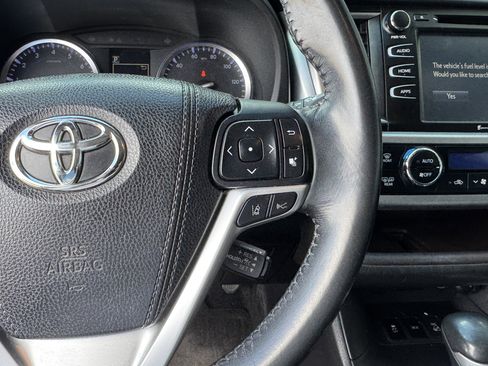 Used 2018 Toyota Highlander XLE AWD/4WD image 26