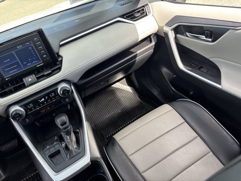 Used 2022 Toyota RAV4 XLE w/ Convenience Package FWD image 17