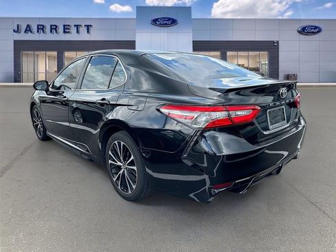 Used 2018 Toyota Camry SE w/ Moonroof Package FWD image 3