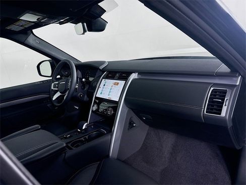 Used 2024 Land Rover Discovery Dynamic SE image 29