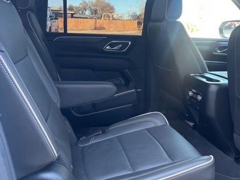 Used 2023 GMC Yukon XL SLT w/ SLT Premium Package image 9