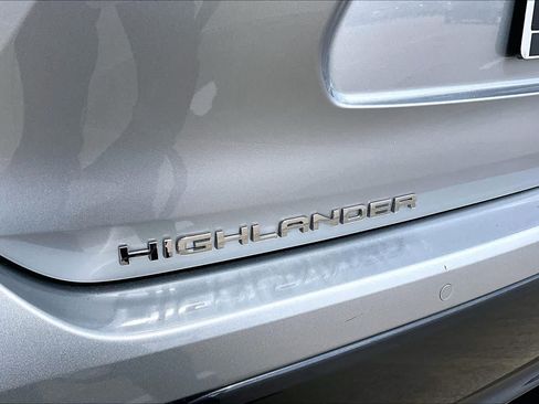 Used 2023 Toyota Highlander Limited FWD image 10