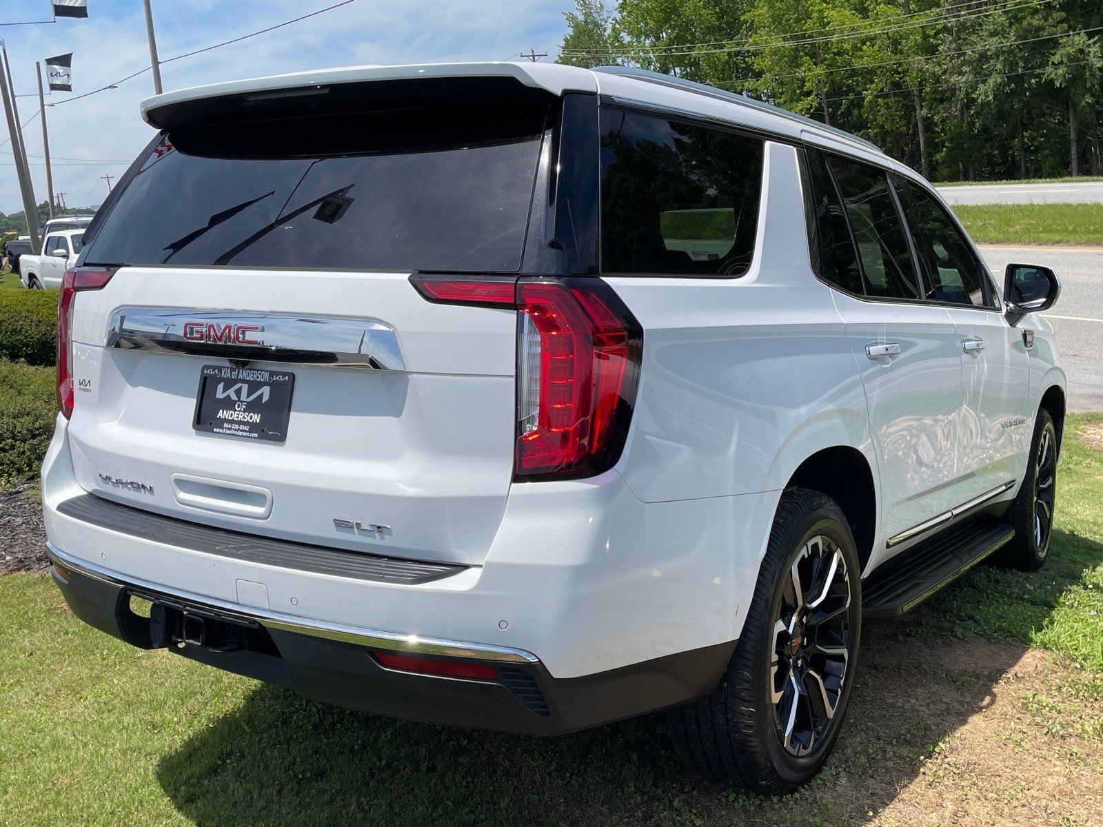 Used 2023 GMC Yukon SLT AWD/4WD image 3