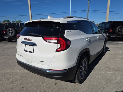 Used 2024 GMC Terrain SLT image 4